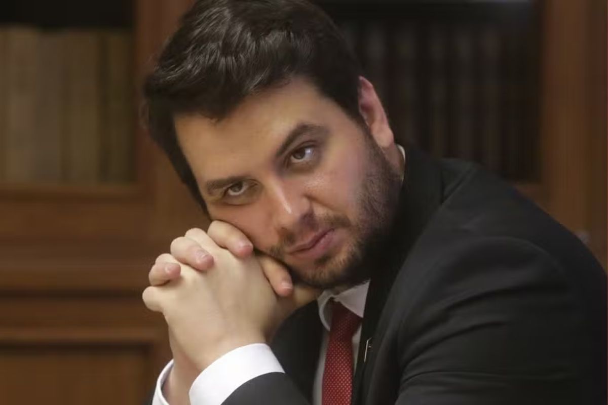 Filipe Martins, ex-assessor de Bolsonaro, é alvo de operação da PF