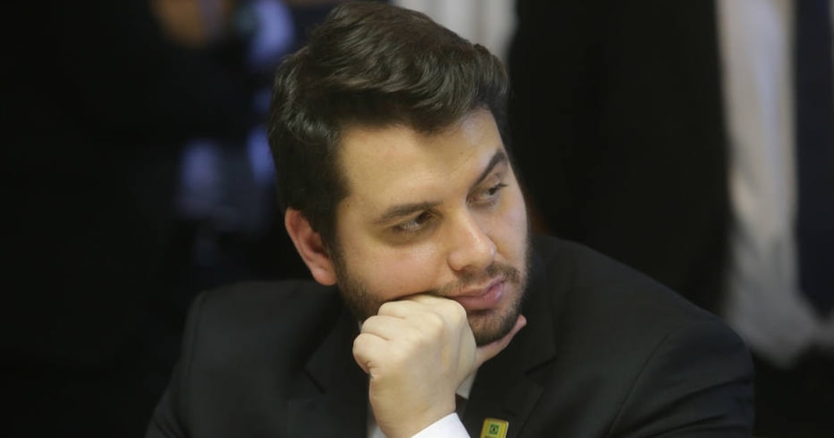 Moraes determina prisão domiciliar de Filipe Martins, ex-assessor de Bolsonaro