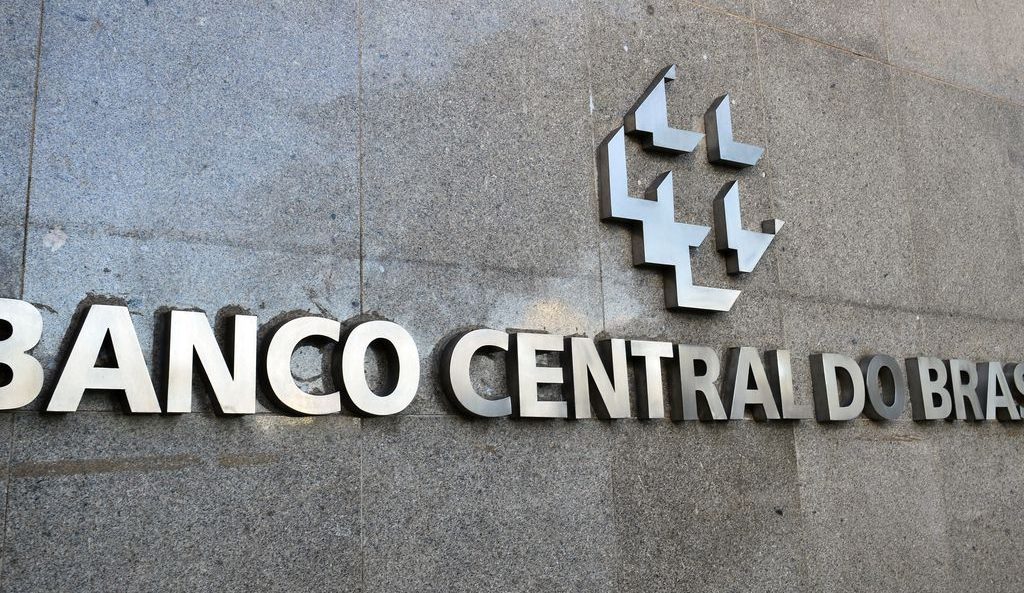 Prévia do PIB recua e surpreende mercado