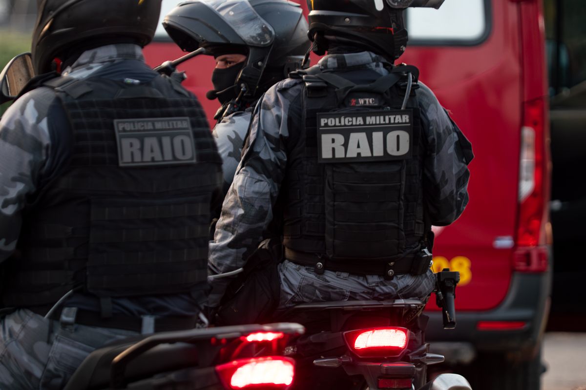 PM prende facionado por porte ilegal de arma e tráfico de drogas