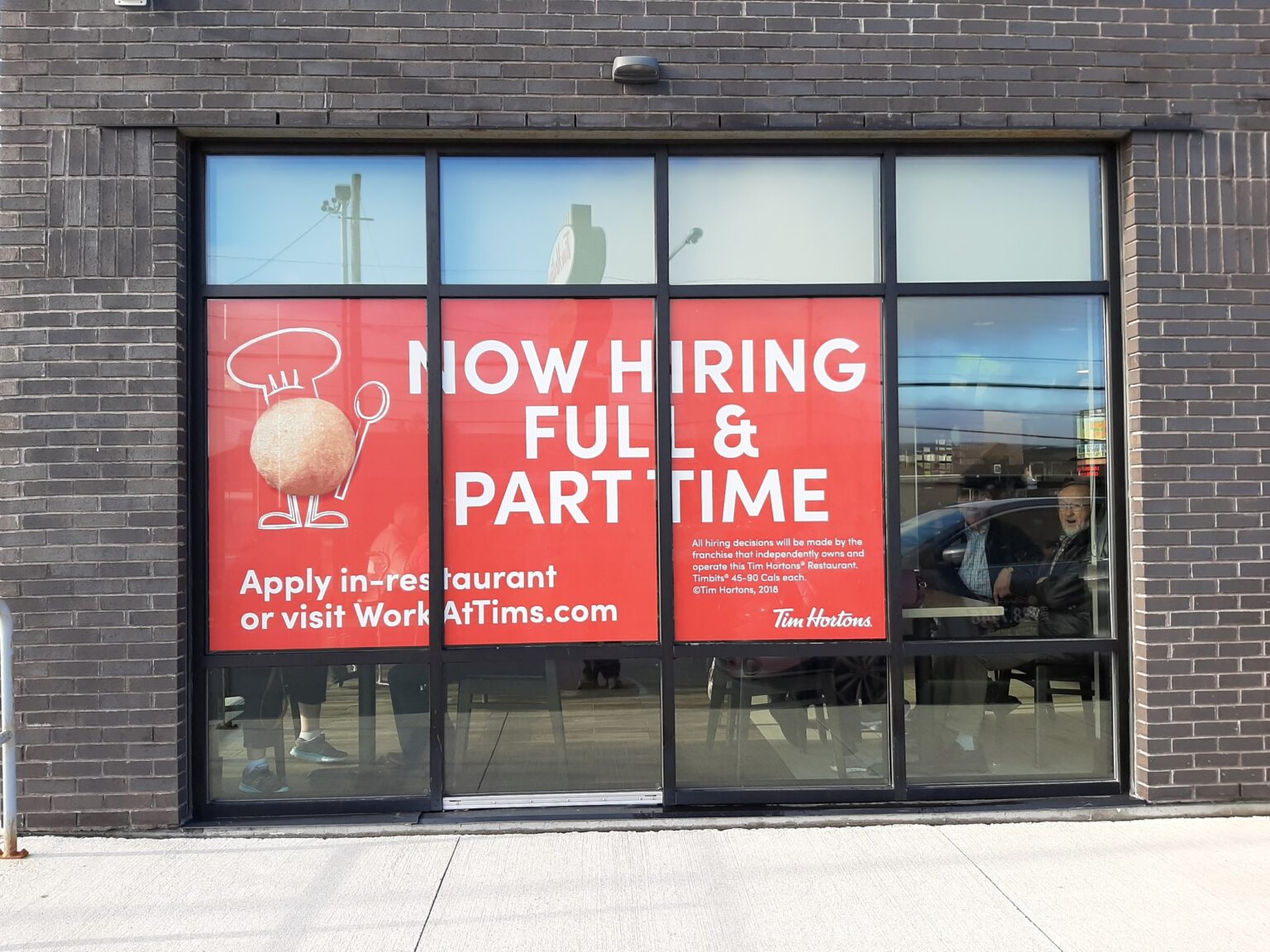 Emprego nos EUA perde fôlego, mas segue firme