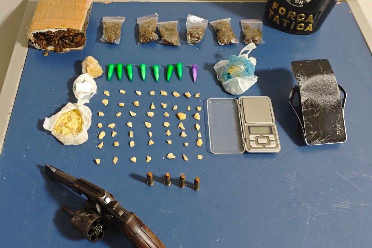 Polícia prende dois faccionados com drogas e arma de fogo no interior