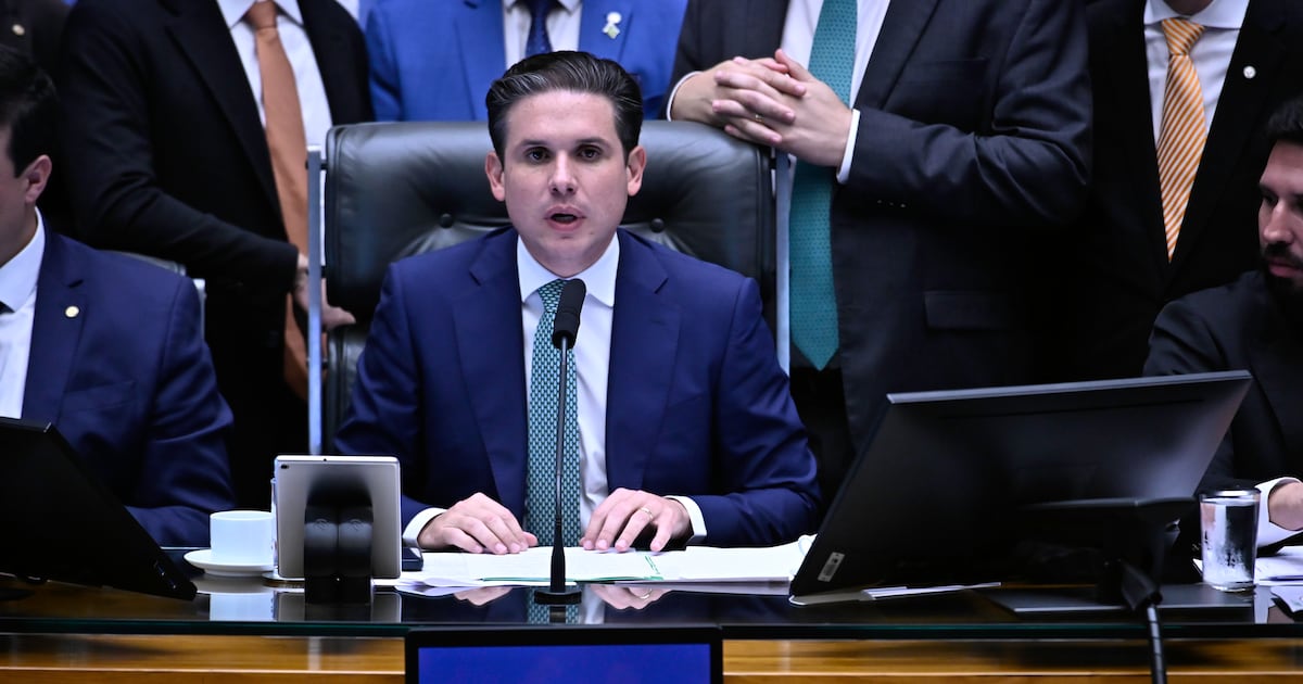 Hugo Motta recebe ligação de Lula e marca encontro nos próximos dias