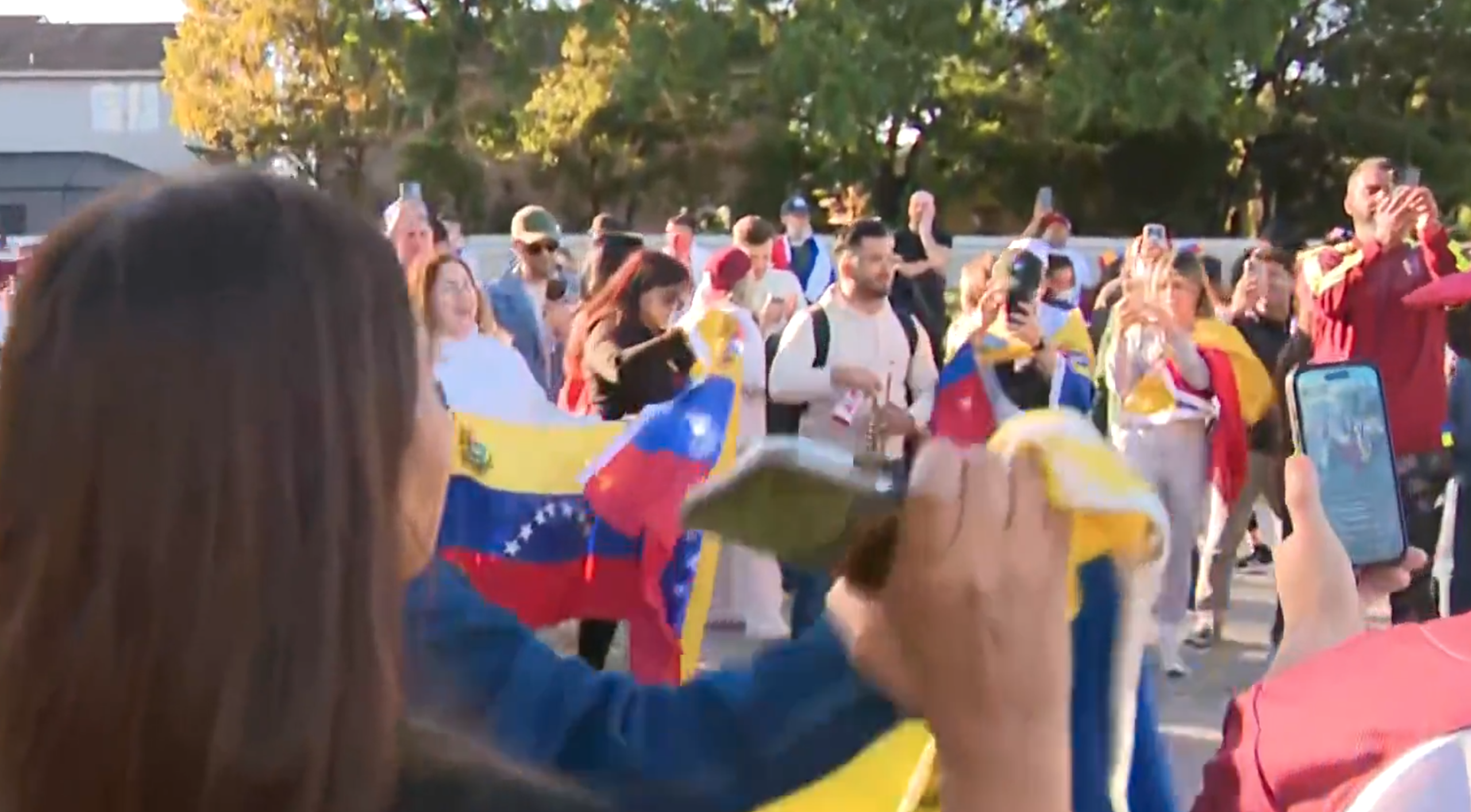 Venezuelanos festejam nas ruas da Flórida após captura de Maduro