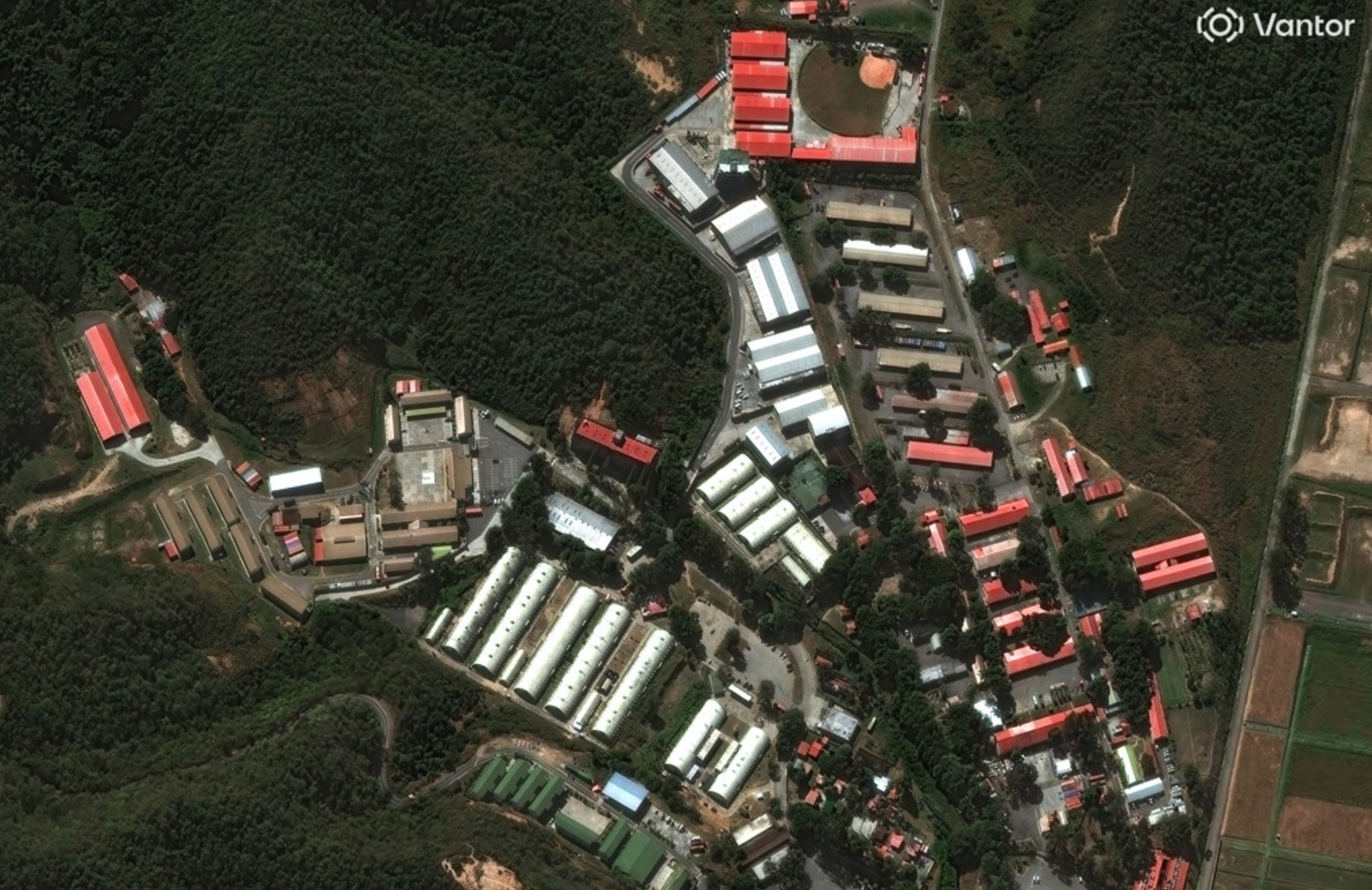 Imagens mostram base de Maduro antes e depois da operação dos EUA