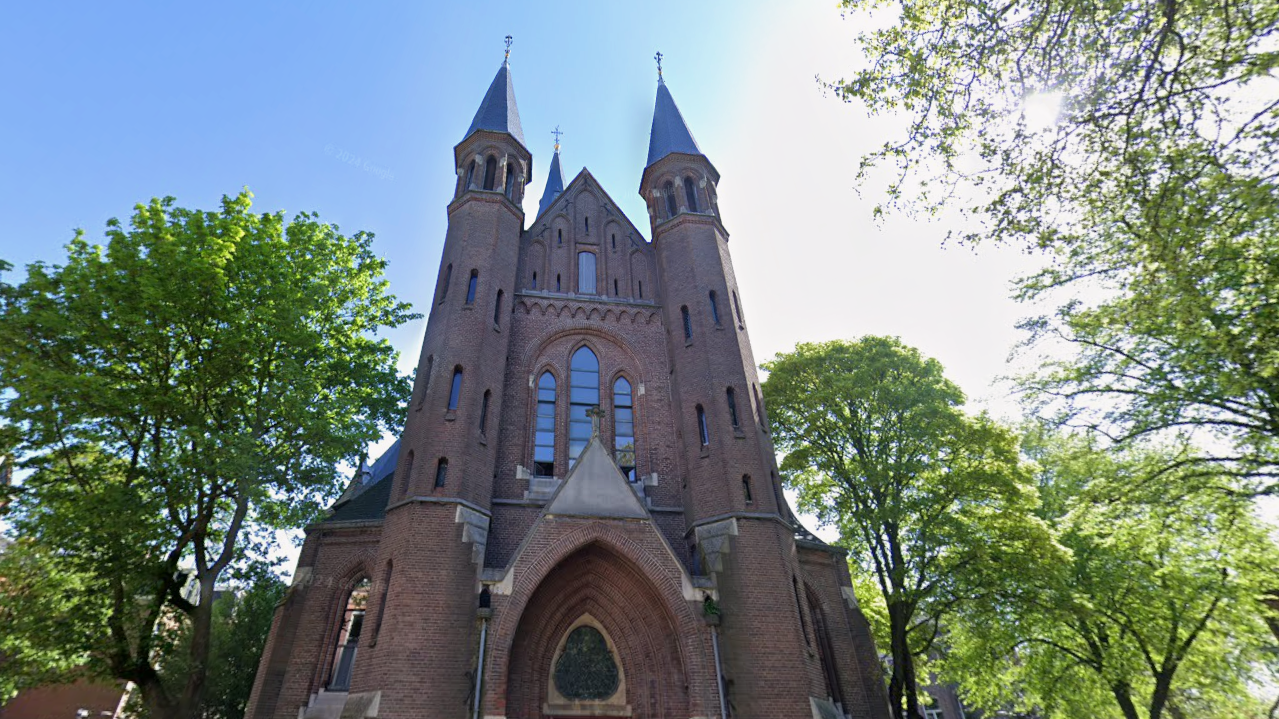 Incêndio destrói igreja histórica em Amsterdã