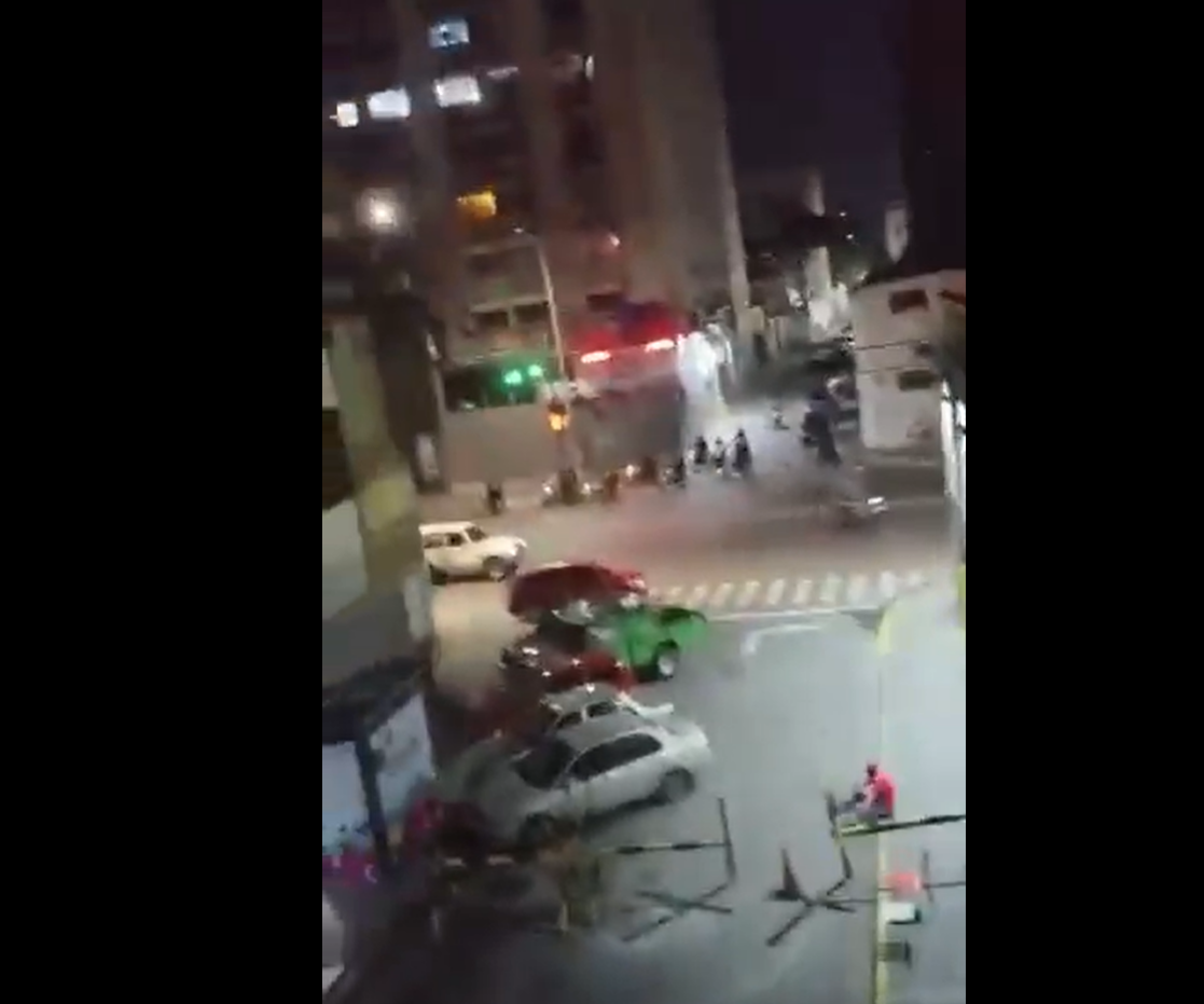 Vídeos mostram tiroteios próximos ao Palácio de Miraflores, em Caracas