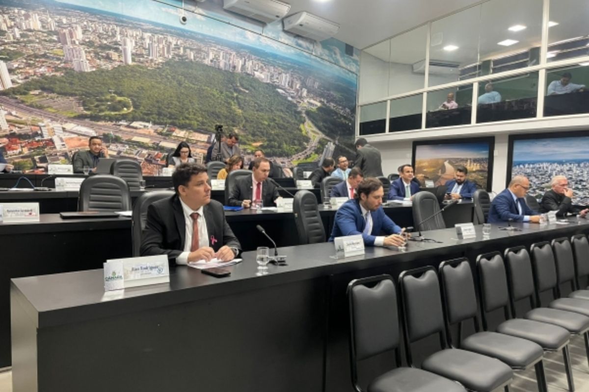 Vereadores ganham direito de vender férias e receber indenização em Cuiabá