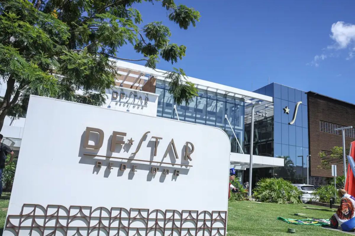 Bolsonaro recebe alta hospitalar e volta a cumprir pena na PF