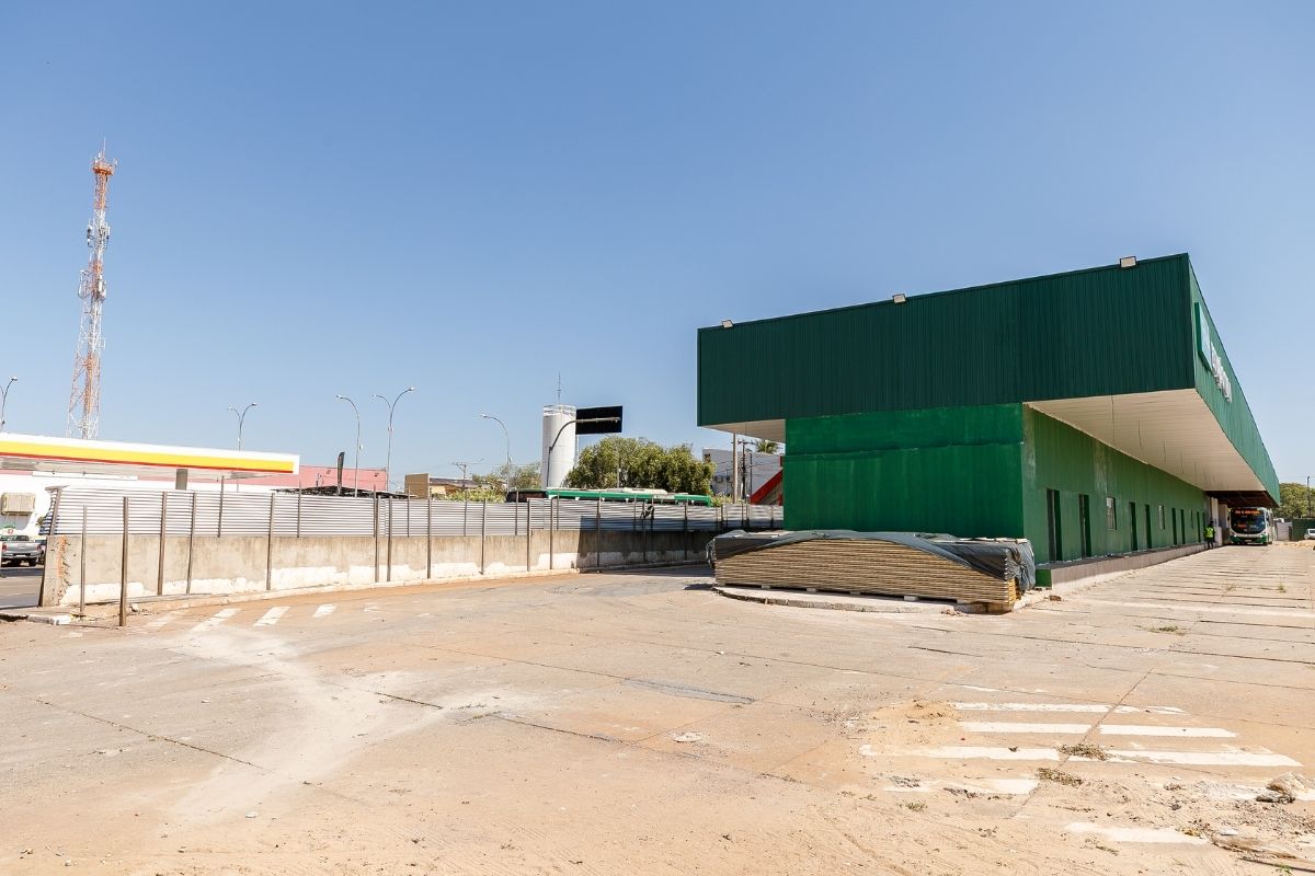 Terminal de ônibus em Cuiabá começa a funcionar mesmo inacabado