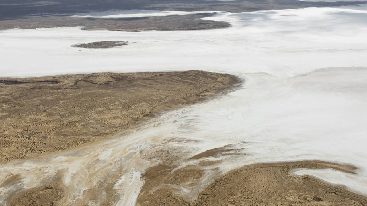 Lago Eyre se divide em duas cores opostas após chuvas extremas e surpresas do espaço