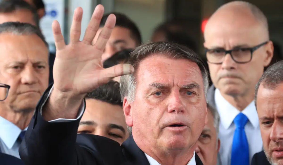 Bolsonaro recebe atendimento médico após cair e bater a cabeça em cela