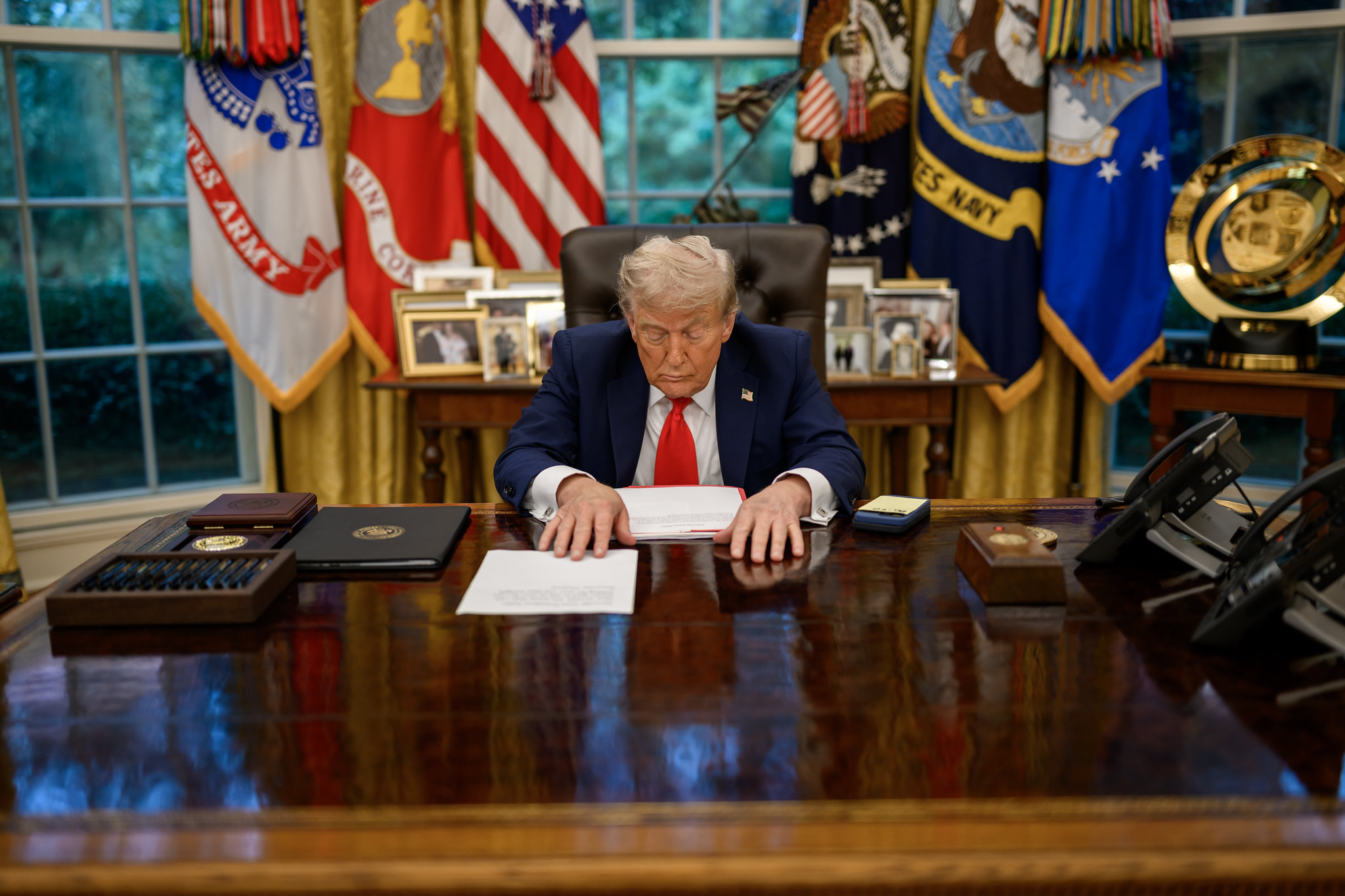 Trump relaciona hematomas ao uso de aspirina e nega dormir em reuniões