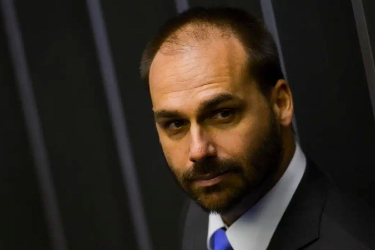 PF ordena volta imediata de Eduardo Bolsonaro à função de escrivão