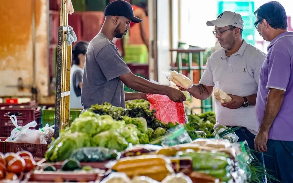Inflação fecha 2025 em 4,26% e fica dentro do teto da meta