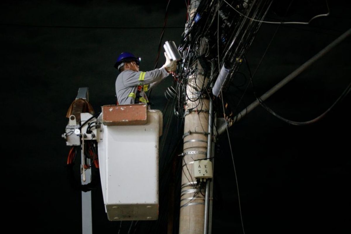 IPTU pode ter desconto para moradores de ruas com buracos e iluminação precária