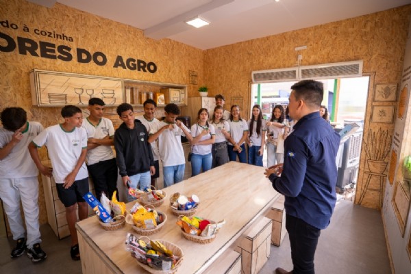 Estande interativo da Aprosoja mostra presença da soja e do milho no dia a dia