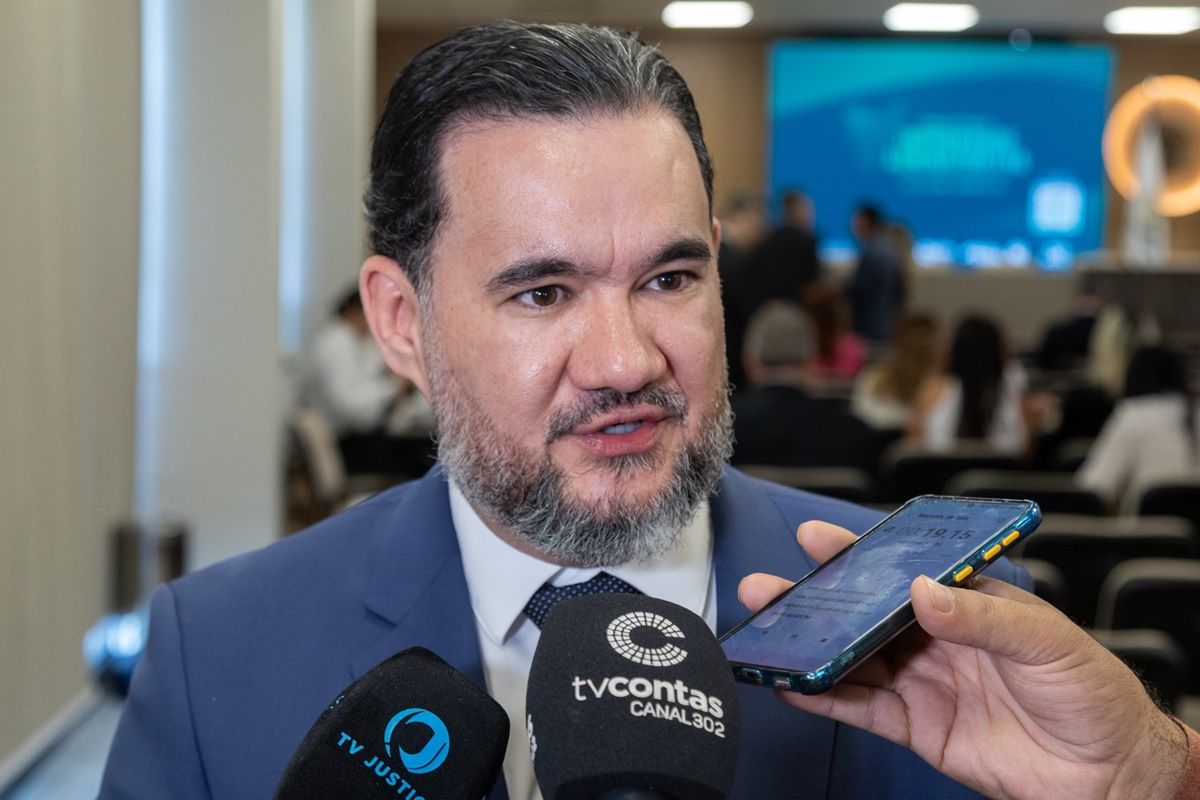 Juiz mantém salário de servidora bloqueado em ação de R$ 3,8 mi