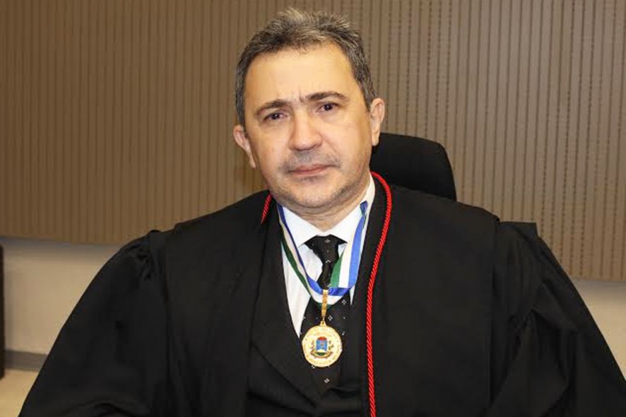 Desembargador cita constrangimento e pede retorno ao cargo