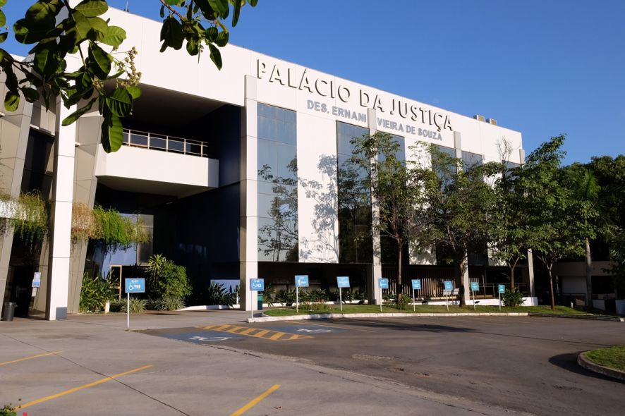 Após morte da mãe, pai assume filha e tem prisão revogada em MT