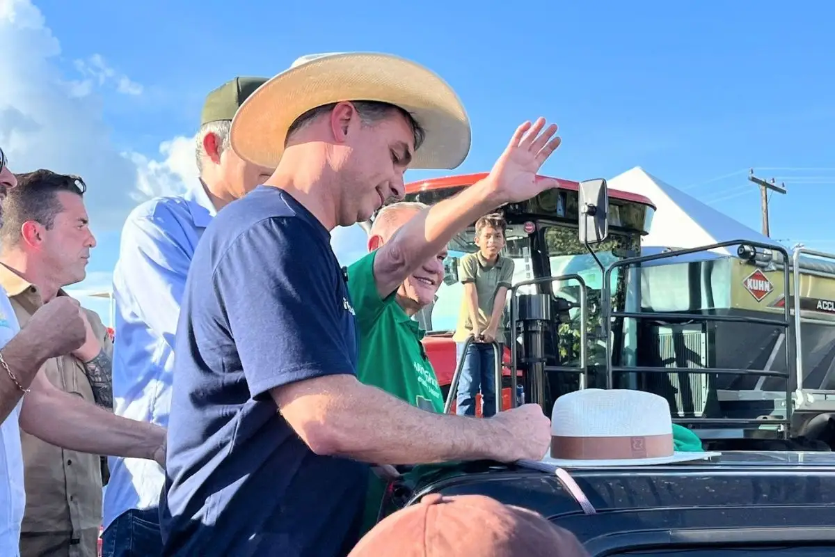Flavio Bolsonaro de chapeu em Sinop