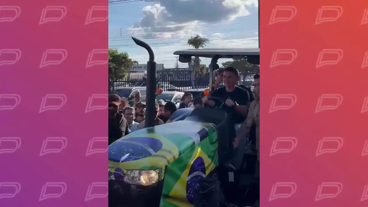 Flávio Bolsonaro visita MT, dirige trator e participa de carreata em dia de feira agropecuária