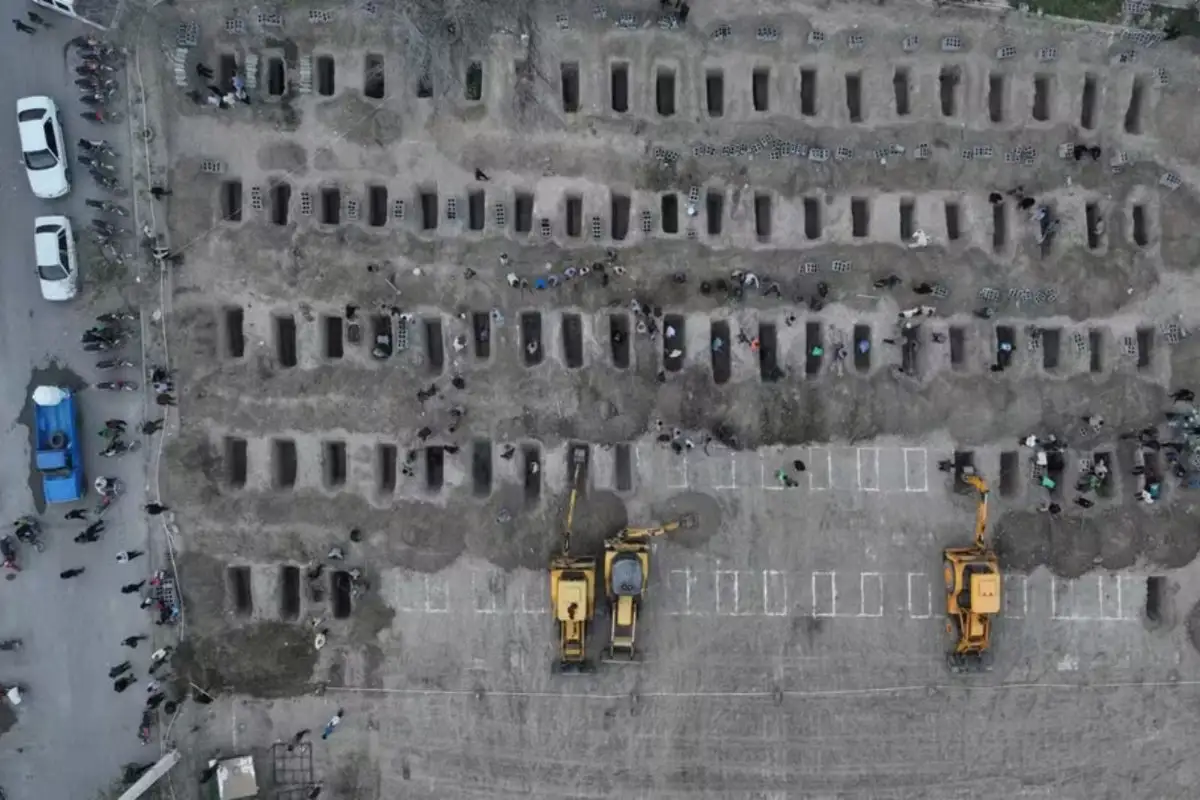 Túmulos abertos para vítimas de ataque a escola em Minab, no Irã. (Foto: Reprodução - Ministério do Exterior do Irã)