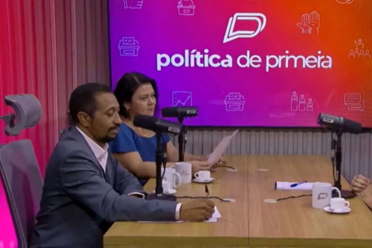 Professora fala sobre aluno que vivia acorrentado em árvore e emociona jornalistas