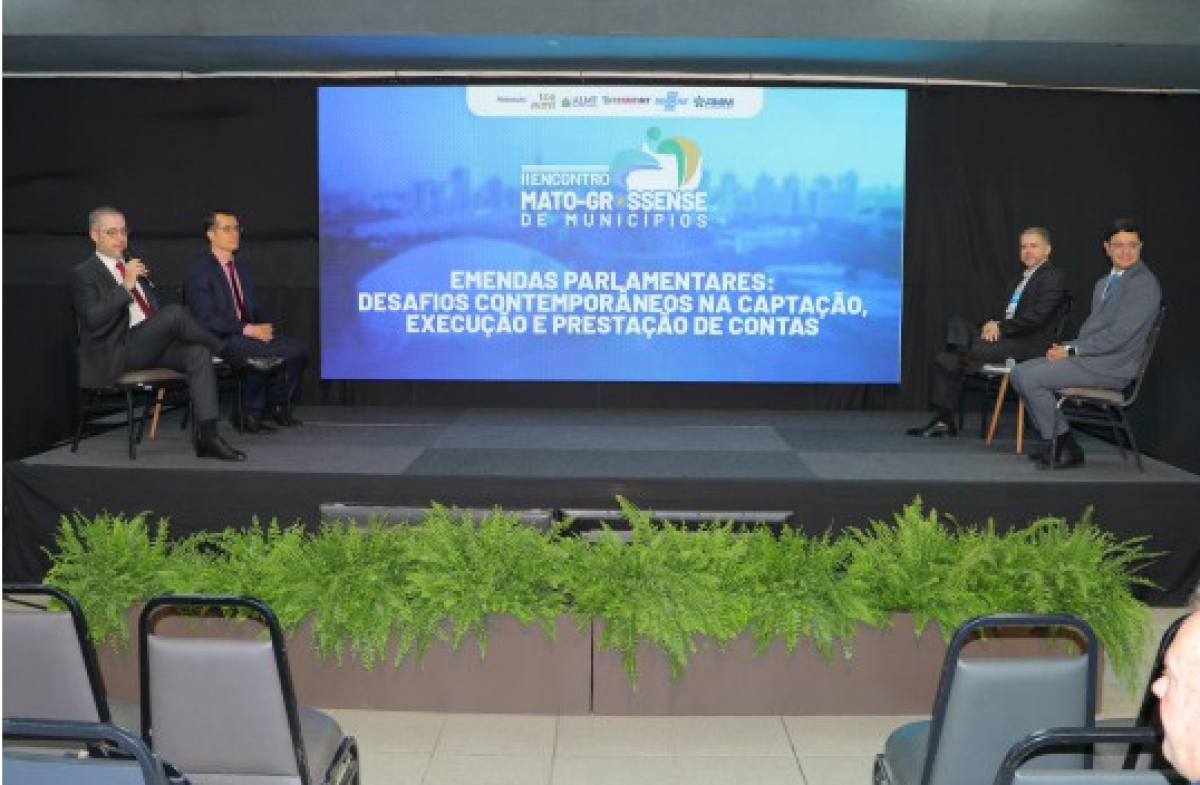 TCE-MT debate emendas parlamentares e controle público externo em evento com municípios