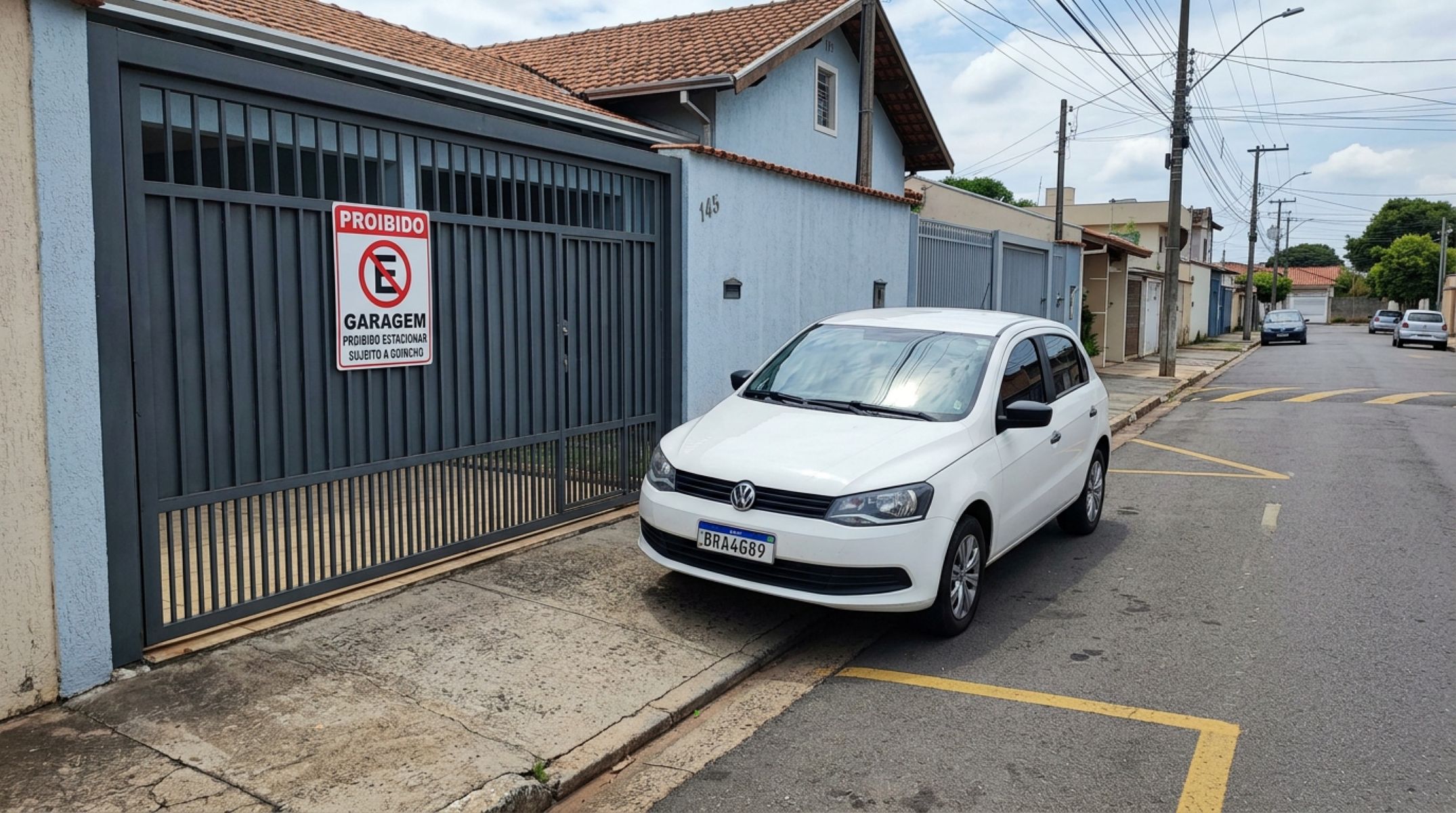 O que diz a lei sobre estacionar em frente à garagem da própria casa no Brasil?