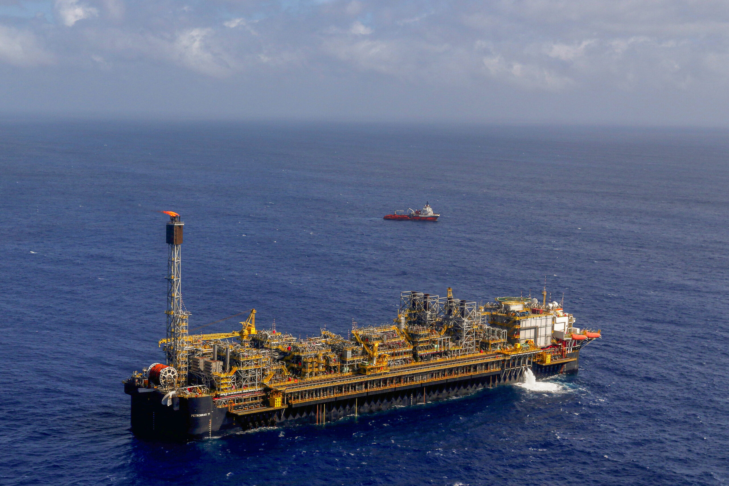 Preços do petróleo despencam após anúncio de acordo entre EUA e Irã