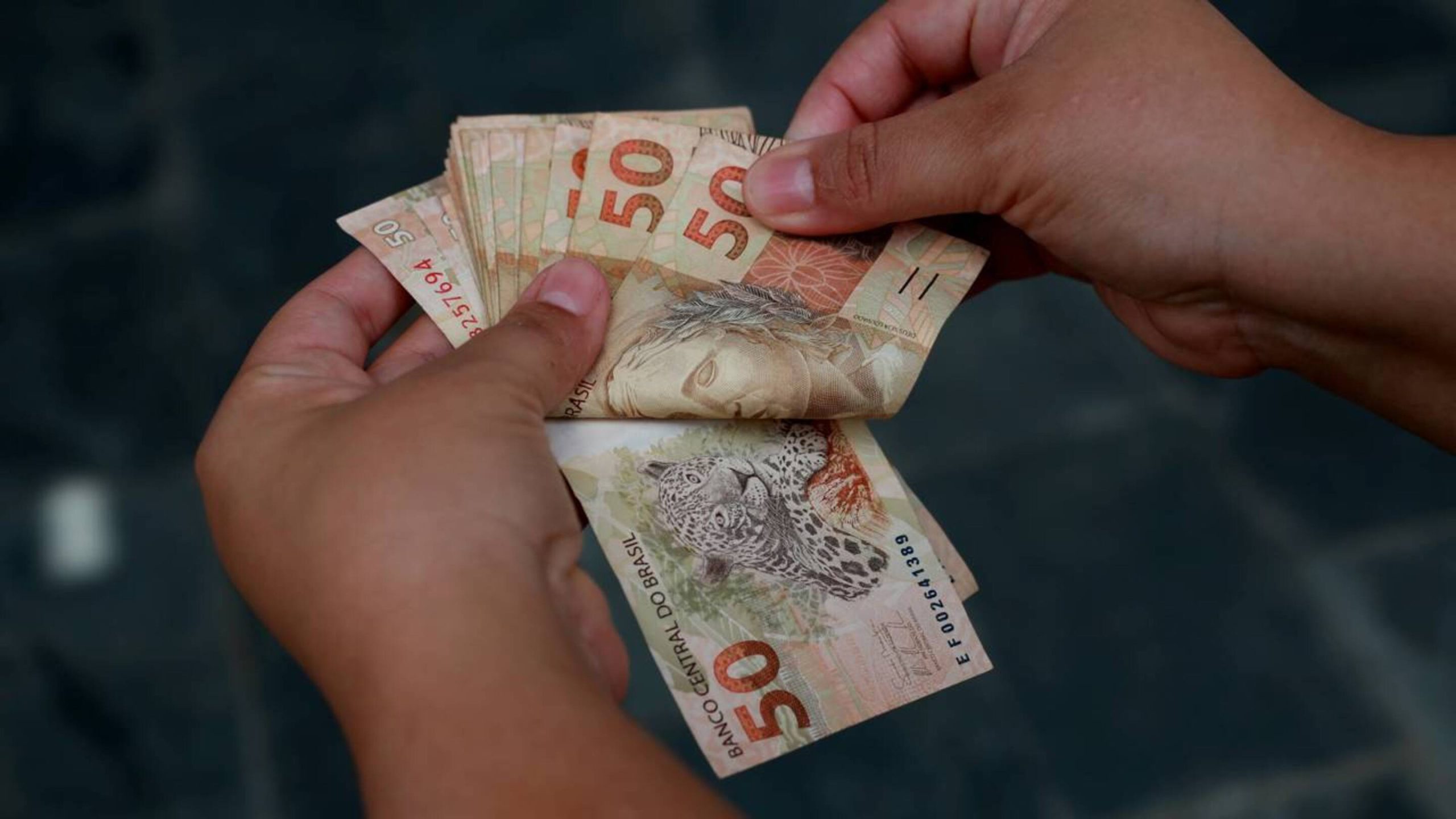 R$ 5 mil por mês é muito dinheiro ou só virou o novo mínimo para respirar no Brasil?
