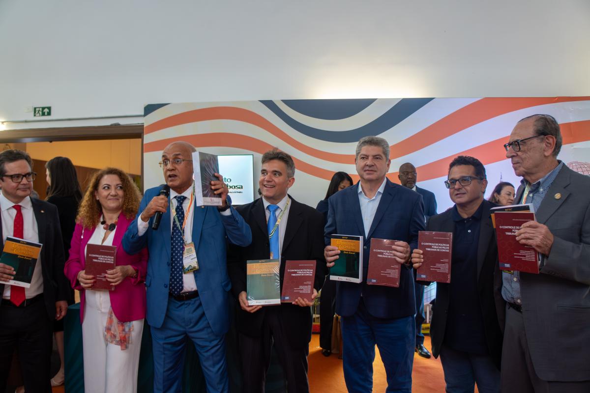 Guilherme Maluf lança livro sobre controle de políticas públicas durante congresso internacional