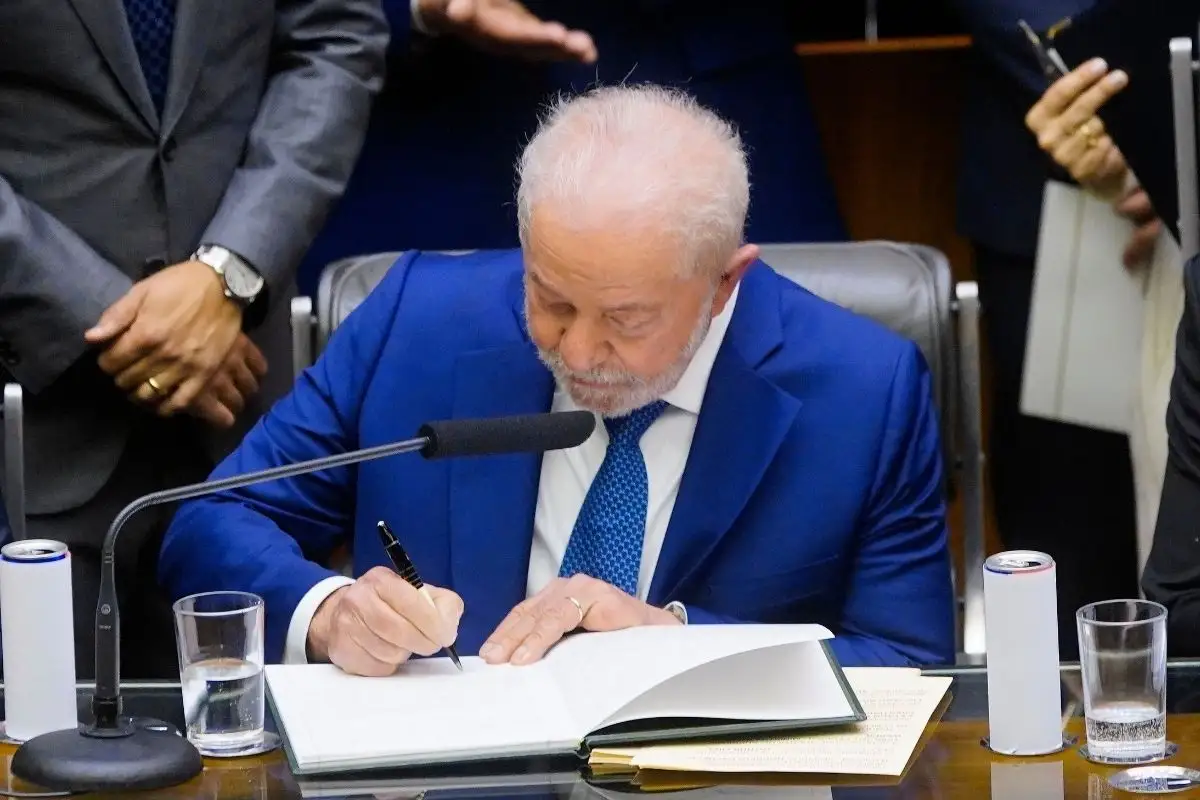 Governo acaba com ‘taxa das blusinhas’ e zera imposto em compras internacionais
