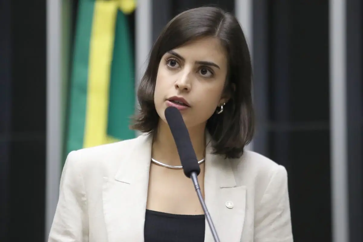 Deputada federal Tabata Amaral acusa o deputado Mário Frias de destinar emendas para filme que ele produz. - Foto: Zeca Ribeiro / Câmara dos Deputados