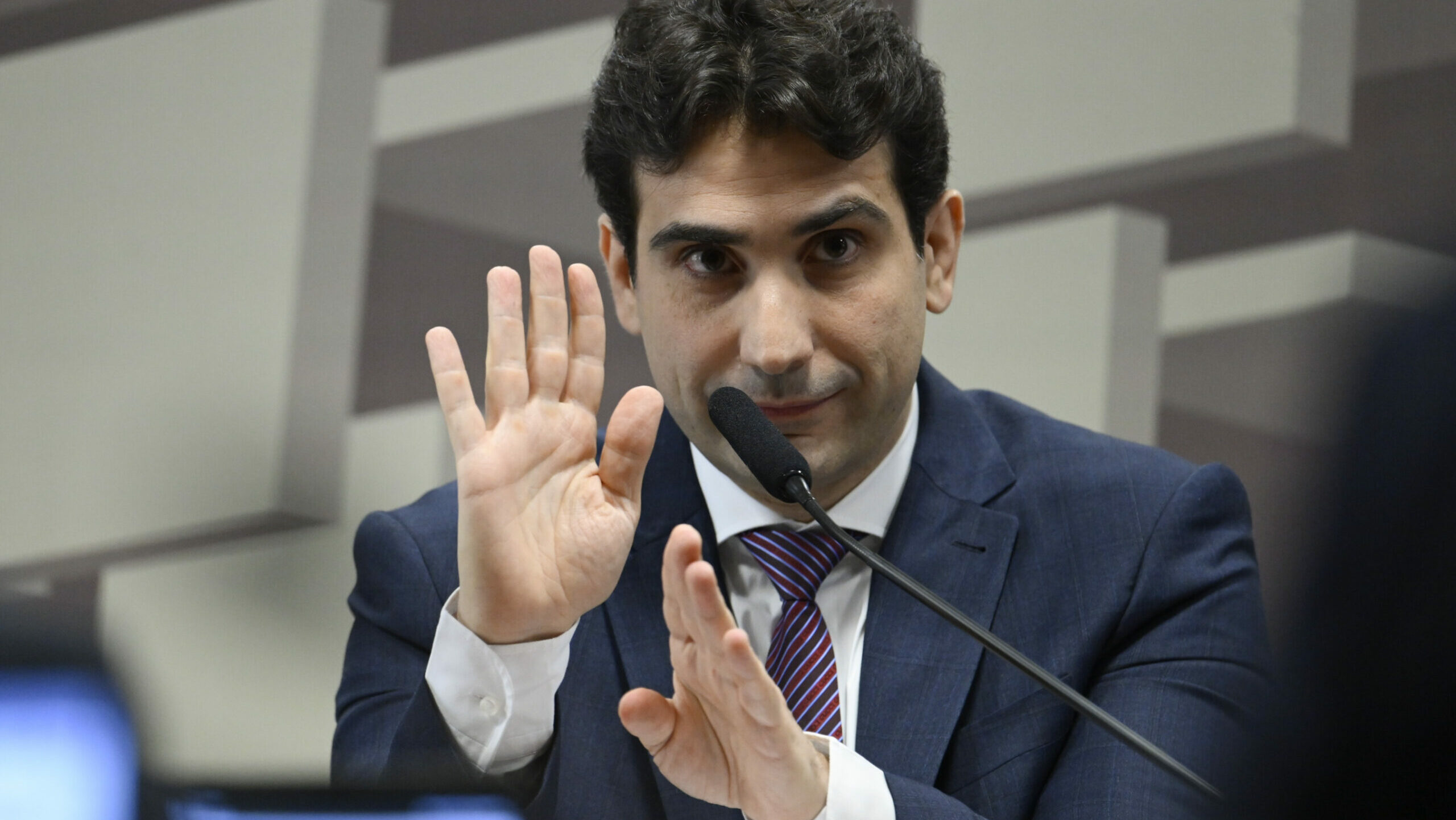 Galípolo admite que Copom pode ter errado ao explicar “demais” último corte na Selic