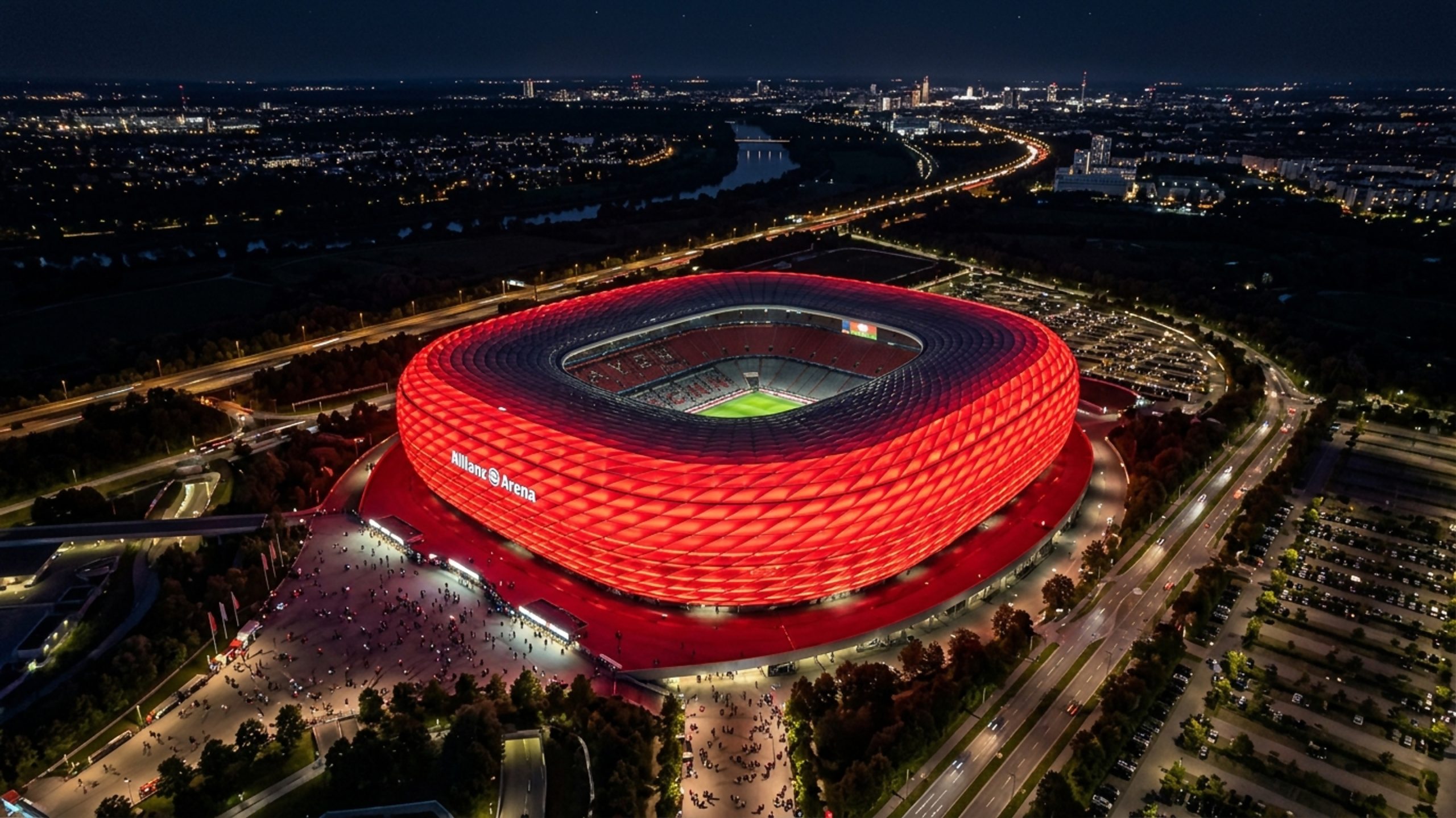 A moderna arena de 75 mil lugares brilha com painéis plásticos que mudam de cor, sendo o monumento esportivo mais icônico de toda a Alemanha