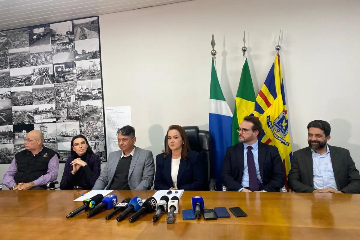 Adriane Lopes apresenta interventores e diz que transporte não será interrompido