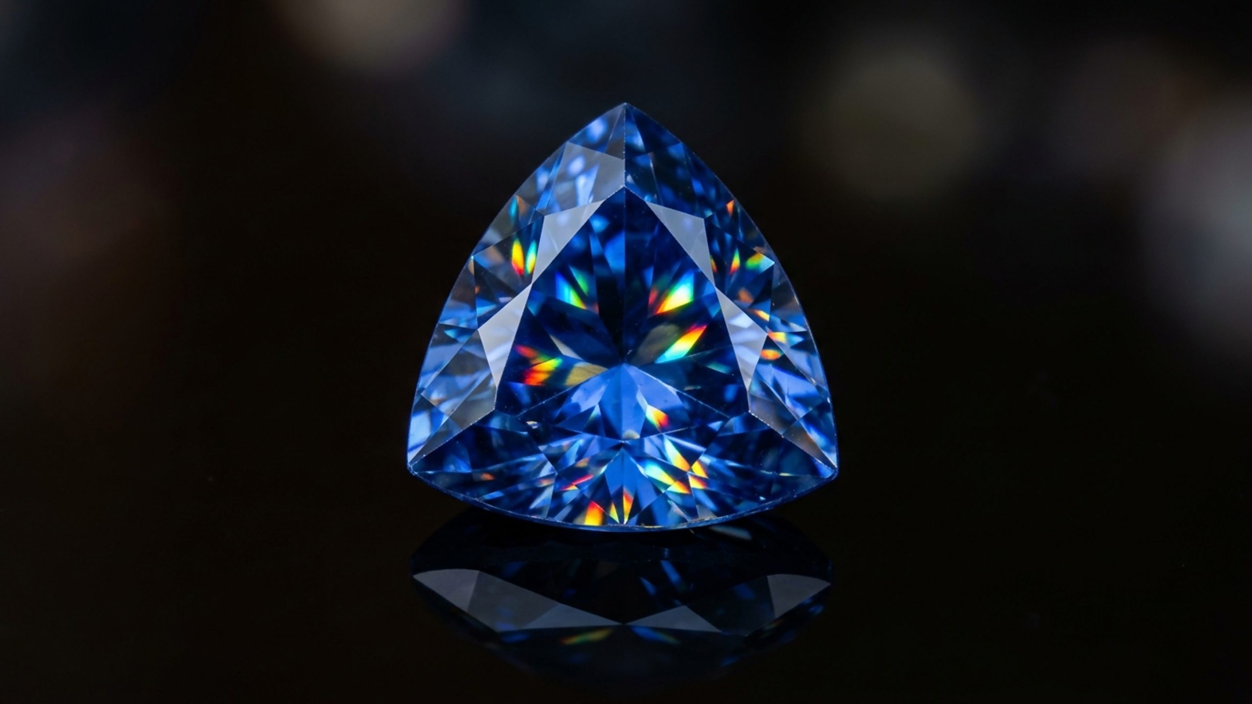 Esqueça a safira e o espinélio azul, pois este silicato de bário descoberto em 1907 brilha sob luz ultravioleta com azul neon intenso