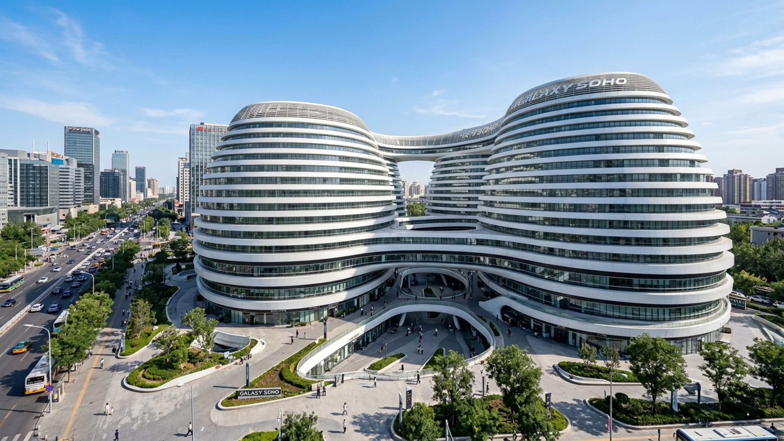 Projetado por Zaha Hadid com quatro estruturas de domo contínuas que ocupam 330 mil m², o complexo em Pequim aboliu as esquinas e as linhas retas