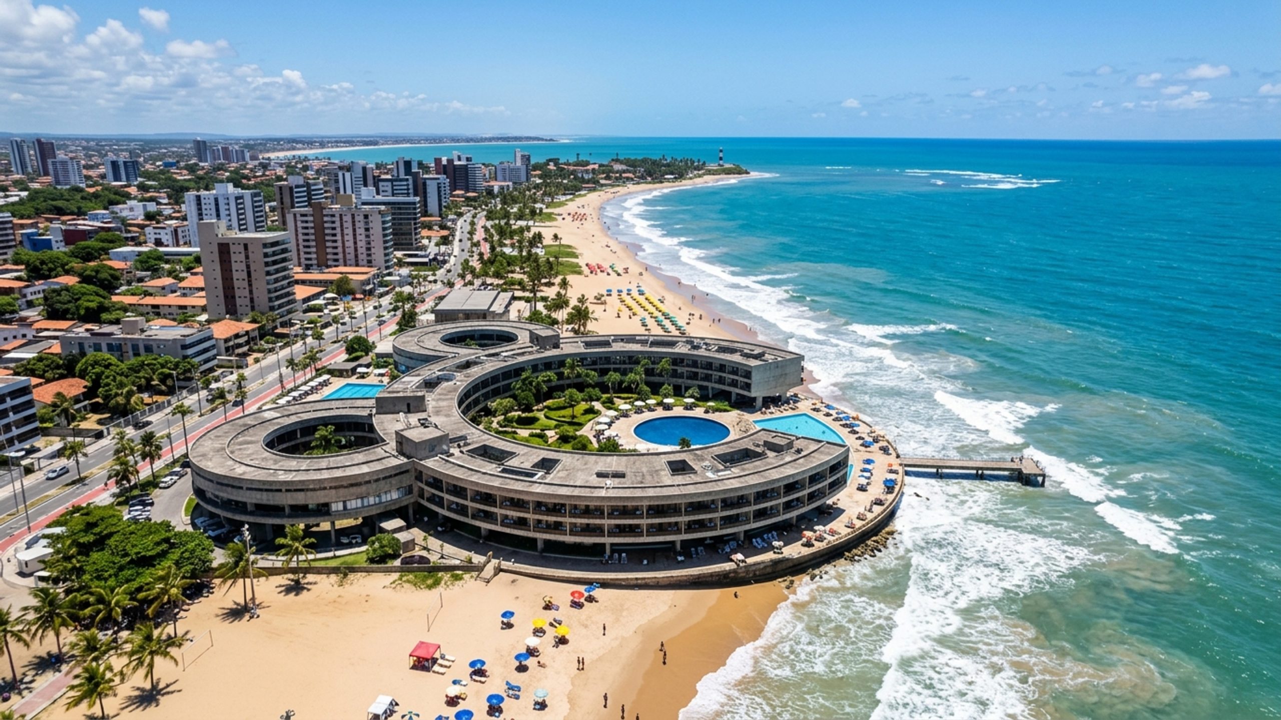 Com formato circular à beira-mar e 170 apartamentos, o icônico edifício de 1971 destaca-se como o maior símbolo do turismo na Paraíba