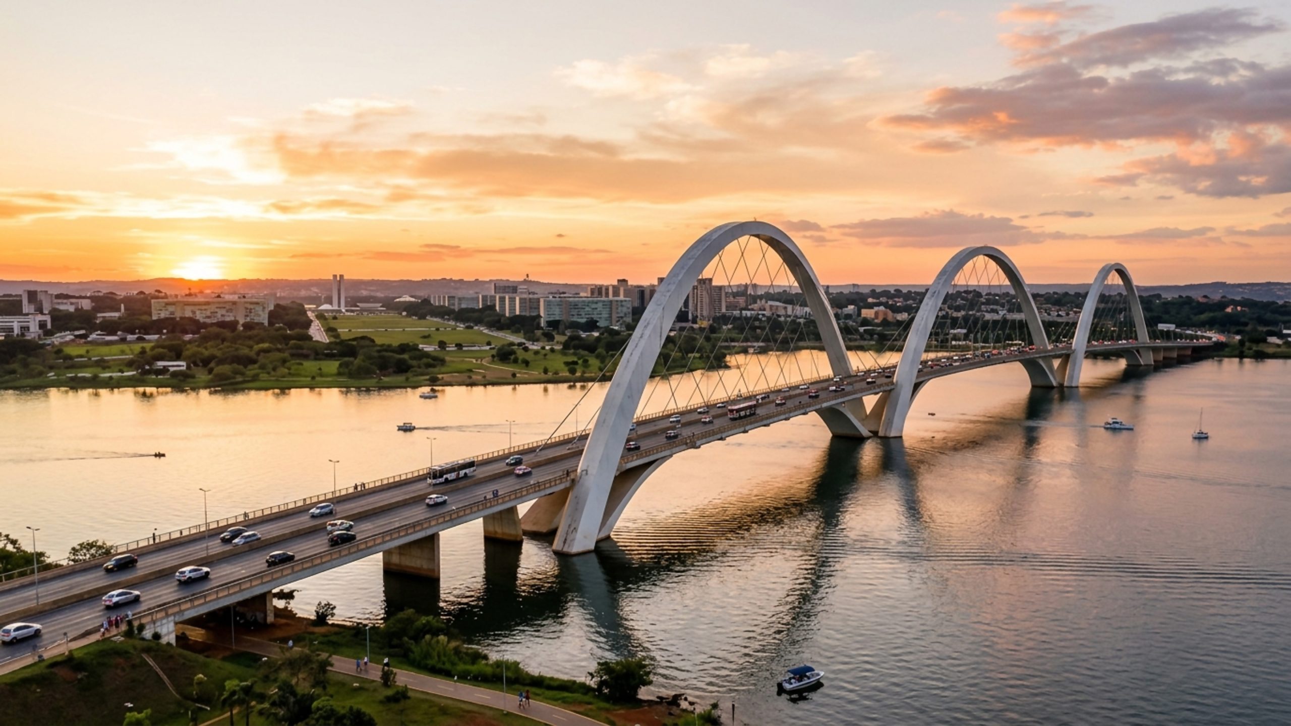 A majestosa estrutura de 1,2 km de extensão com três arcos de aço de 61 metros de altura virou o símbolo arquitetônico mais famoso de Brasília