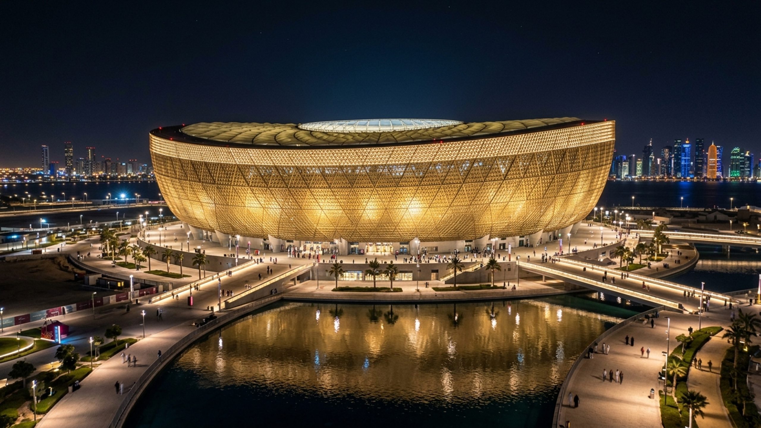 O colossal estádio dourado de 88 mil lugares que sediou a final da Copa do Mundo de 2022, destacando-se como um marco da engenharia moderna no deserto
