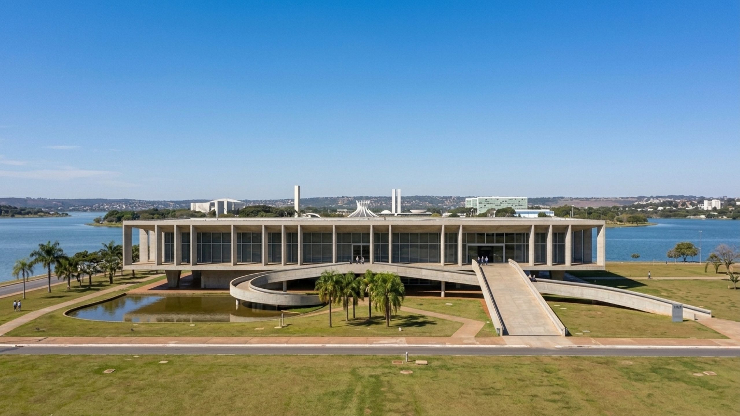 Erguido às margens do Lago Paranoá, com arquitetura modernista, o museu abriga décadas de arte moderna e contemporânea brasileira em um espaço totalmente revitalizado