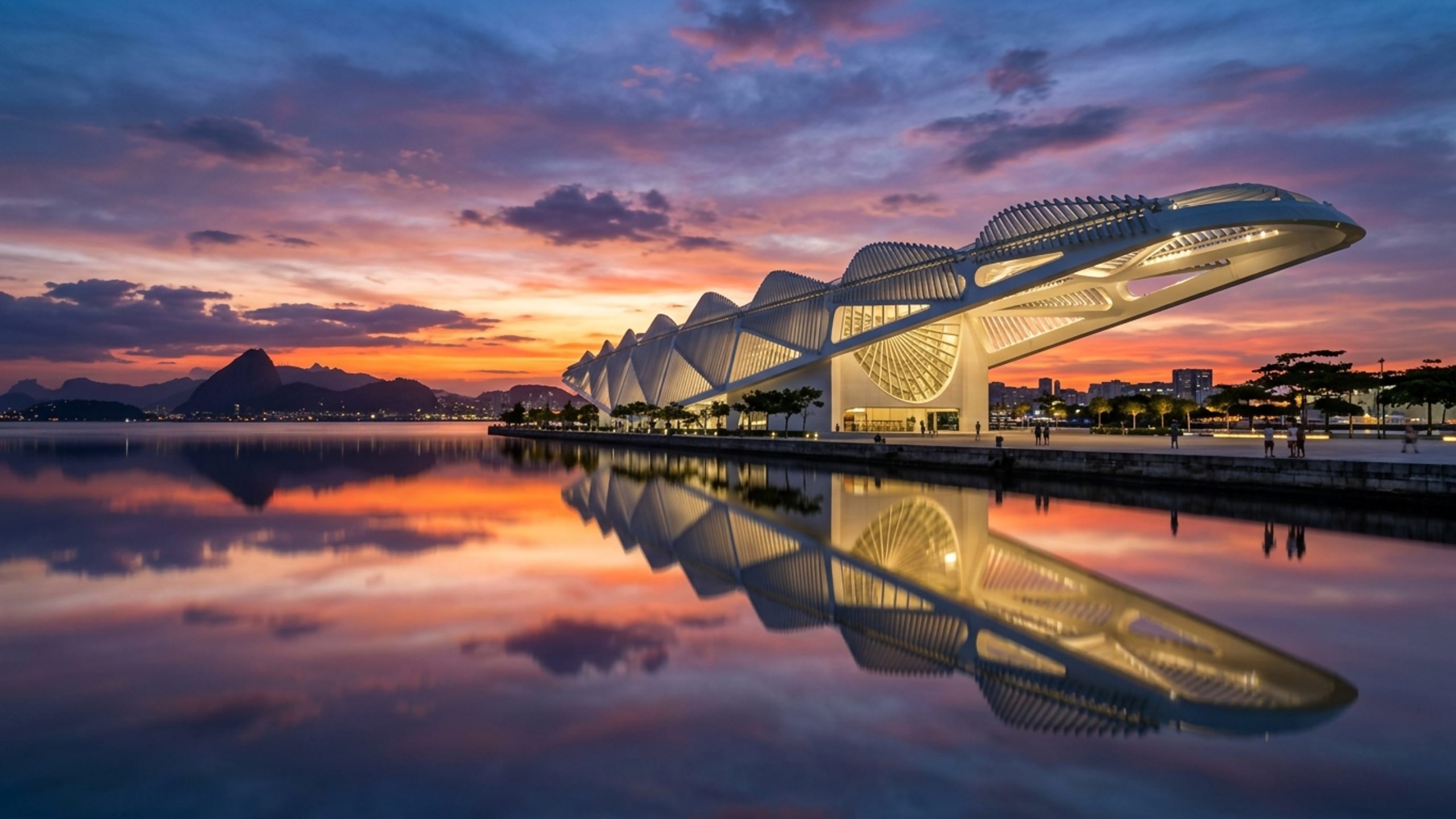 O futurista edifício com teto móvel e 924 painéis solares virou a maior referência de arquitetura ecológica e sustentável do Rio
