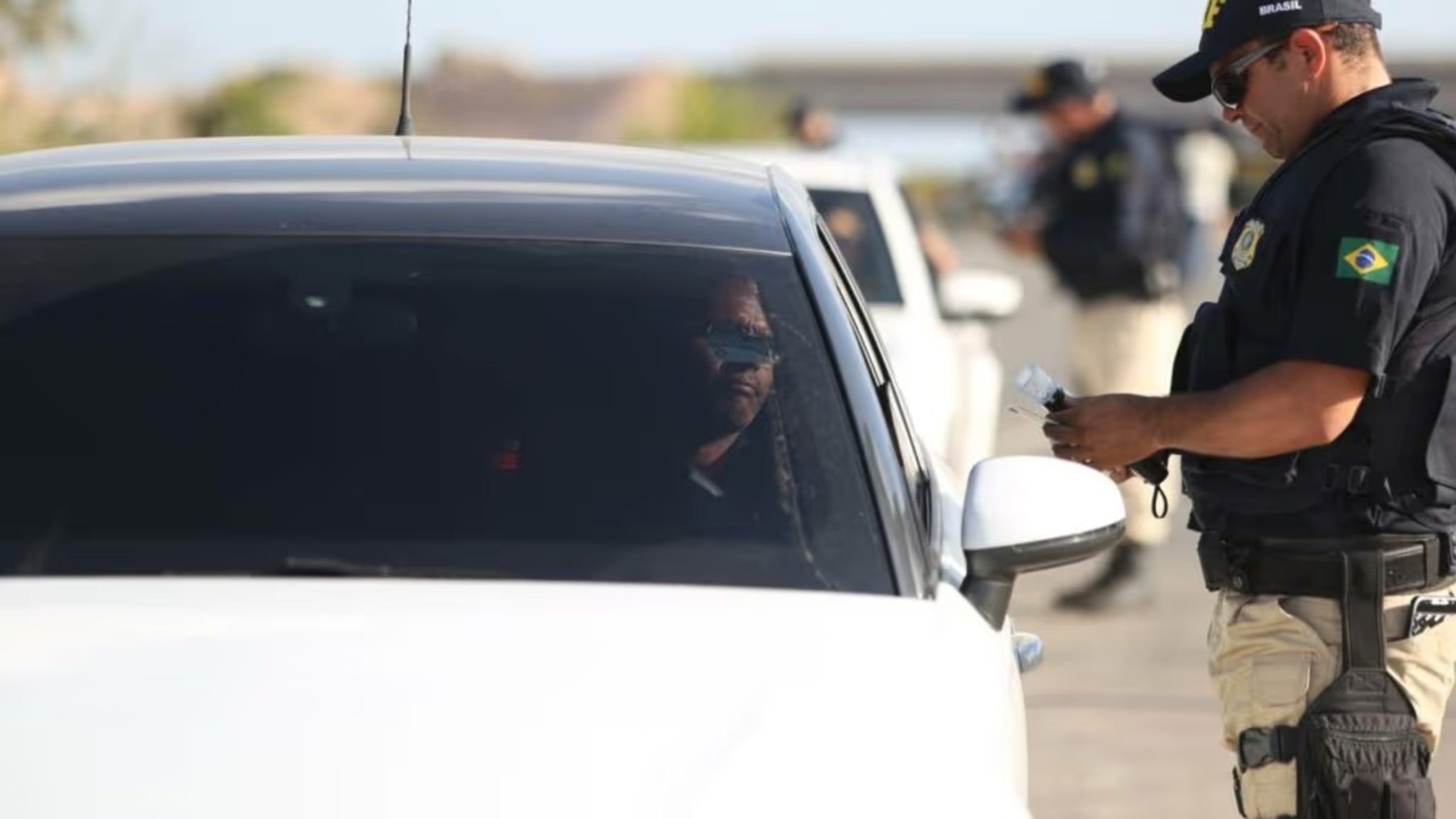 Nunca entregue documentos fora do carro: veja o que fazer se o agente pedir