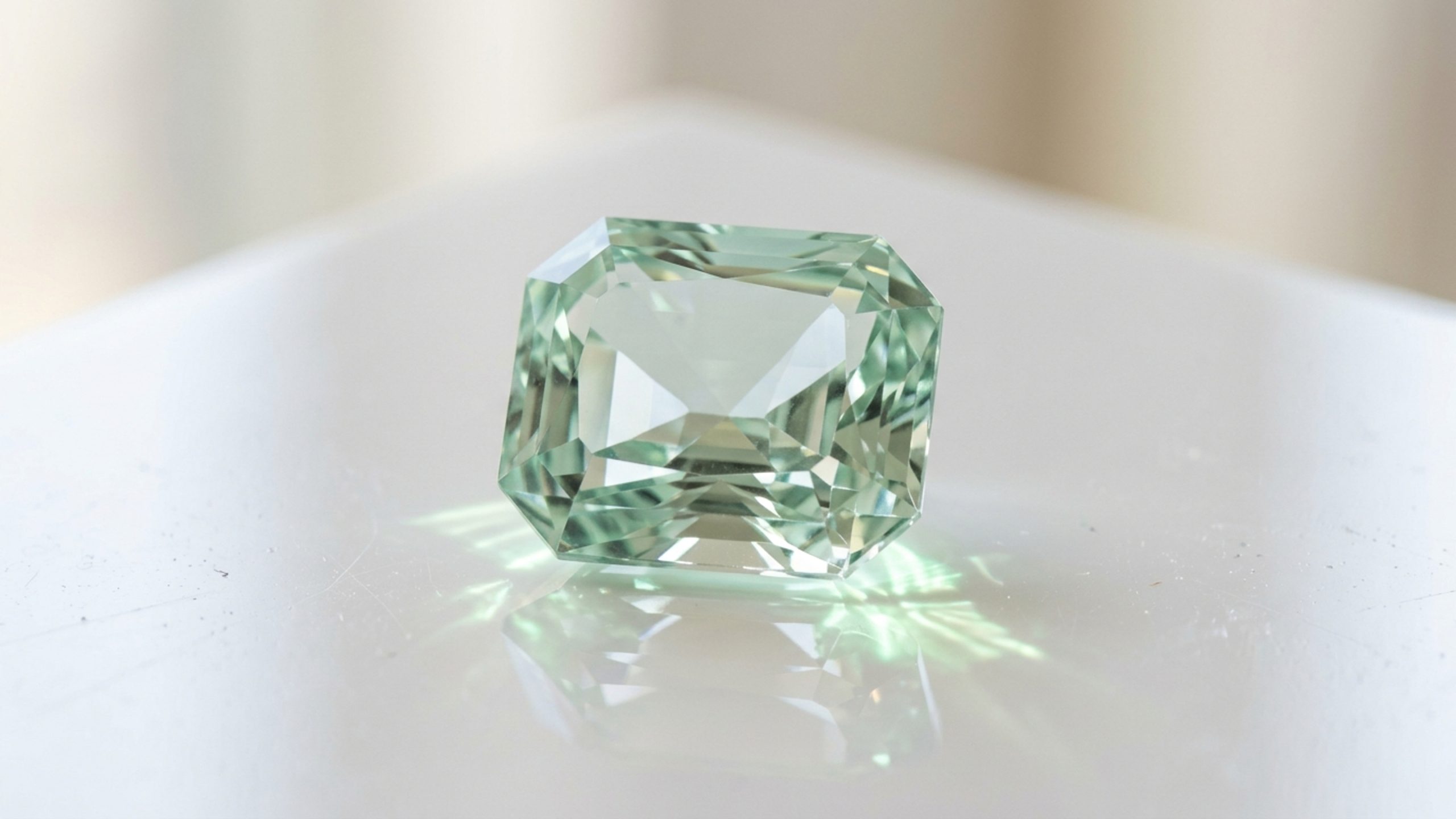 Descoberto na Bolívia e exibindo um tom azul-esverdeado de extrema fragilidade, este cristal de US$ 10.000 por quilate é o maior sonho de colecionadores