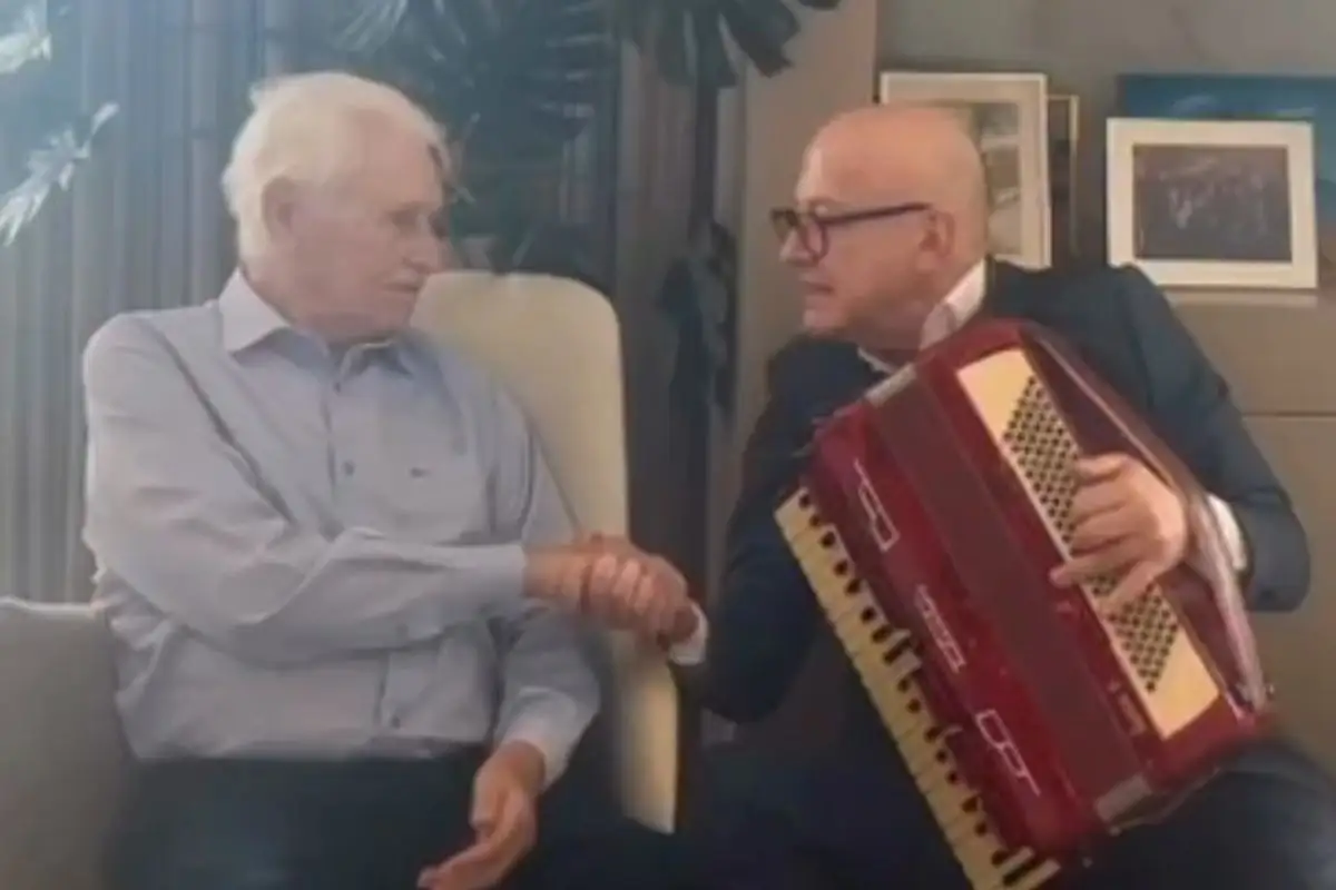 Governador de MT toca sanfona para o pai no aniversário de 96 anos