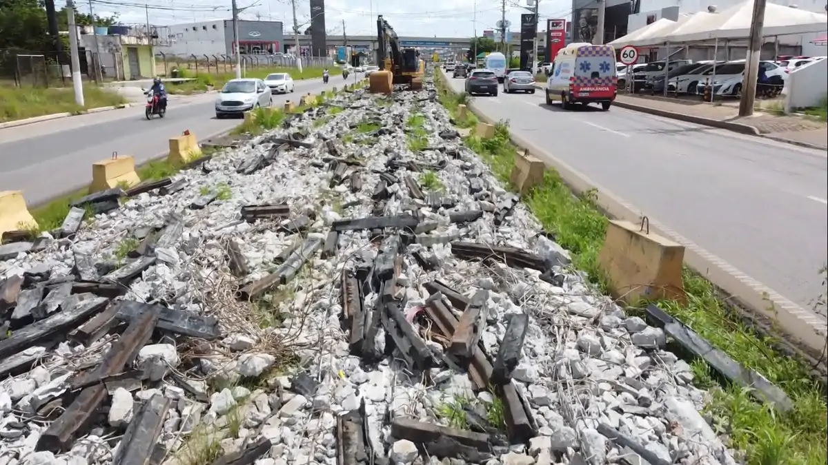 Trilhos do VLT estão sendo retirados em Cuiabá e Várzea Grande. (Foto: Reprodução)
