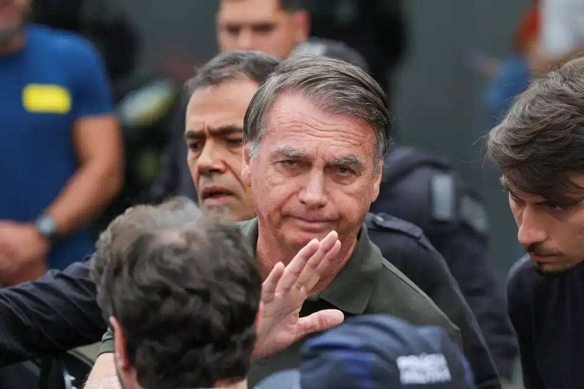 Moraes mantém prisão domiciliar e manda apreender armas de Bolsonaro após caso envolvendo segurança
